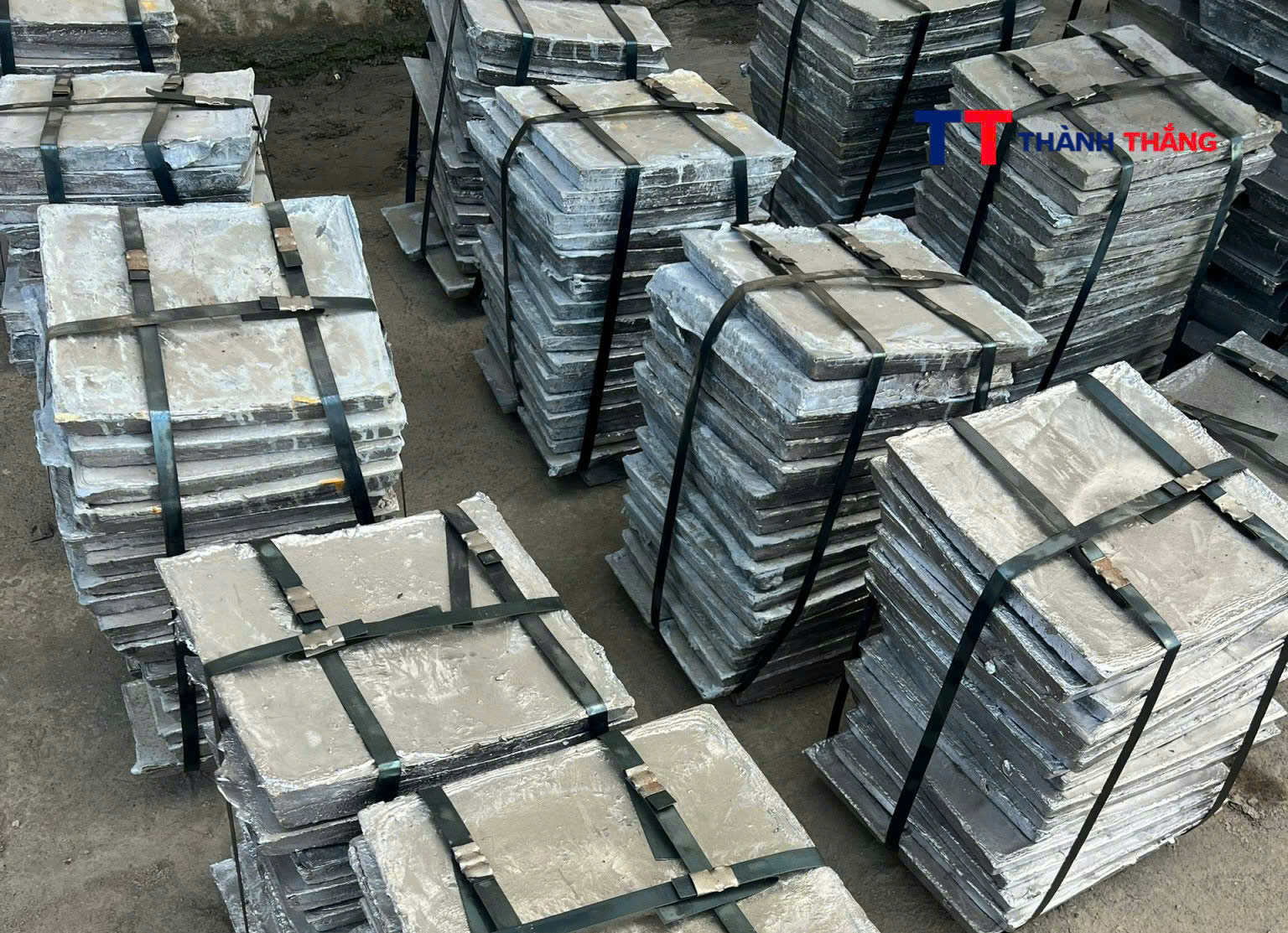 Chì phế liệu được Thành Thắng bốc xếp lên xe