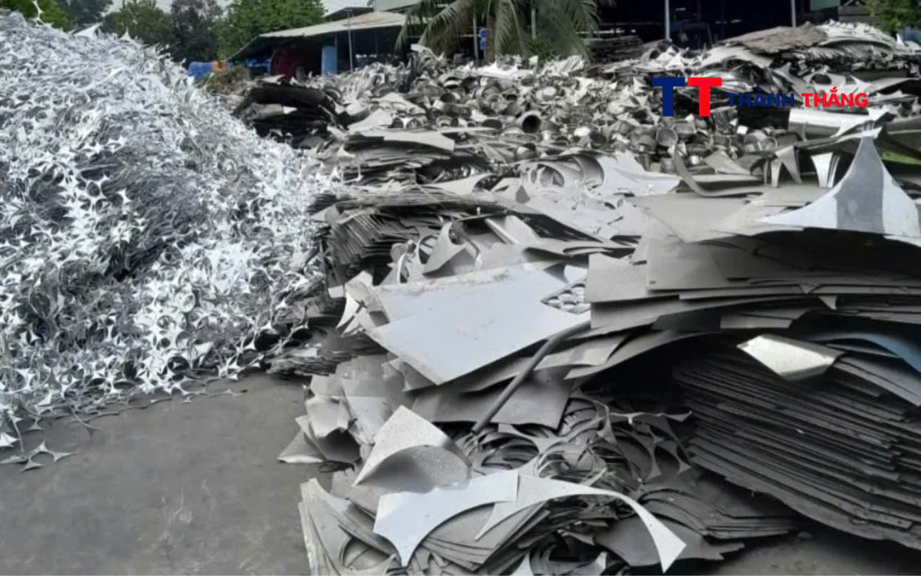 Bãi inox phế liệu từ khu công nghiệp